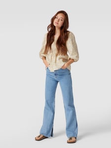 Vrouw met jeans in boho stijl en Birkenstocks