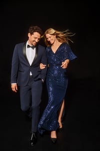 Frau im blauem Glitzerkleid und Mann im Anzug