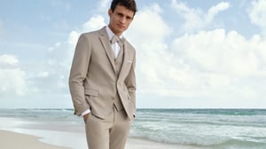 Bräutigam mit hellem Anzug am Strand