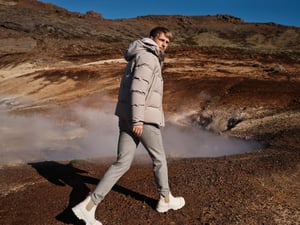 Campagne Outerwear lopende man in een lichte jas