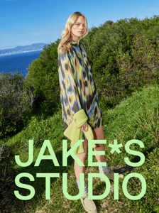 Frau mit Bluse von Jake*s Studio