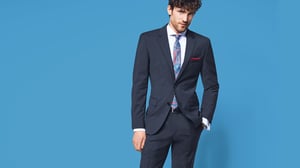 Anzug mit Krawatte, Einstecktuch und Manschettenknöpfen
