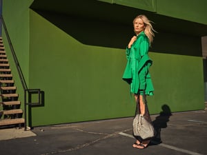 Grünes Blazer-Kleid-Outfit mit schwarzen Heels und einer Tasche