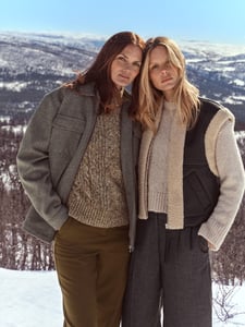 Zwei Frauen in Outfits in Naturtönen