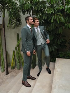 Zwei Männer mit Anzügen auf einer Treppe