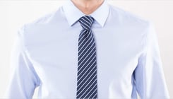 Niebieska koszula i krawat w paski