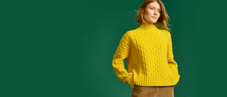 Kobieta z żółtym swetrem w stylu oversize