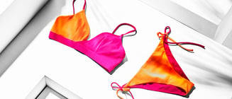 Bikini w jaskrawych kolorach różu oraz pomarańczy