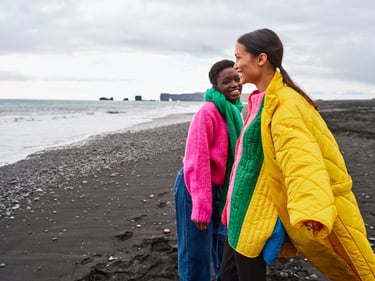Twee vrouwen in een felgekleurde trui en jas
