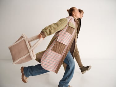 Vrouw rent met een shopper