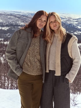 Zwei Frauen mit Outfits in Naturtönen