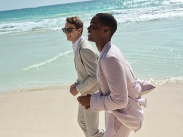 Zwei Männer mit Anzügen am Strand