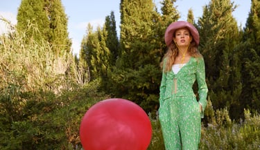 Frau in grün mit Hut im Garten