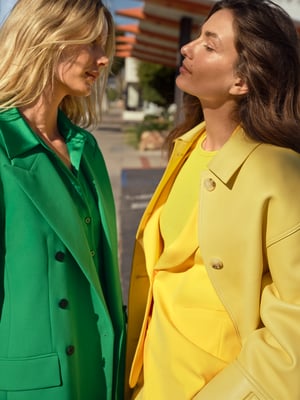 Ton-in-Ton Blazer und Bluse. Links grün rechts gelb