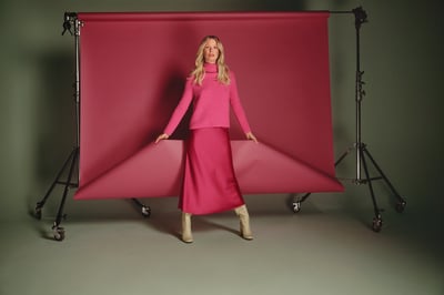 Satinrock kombiniert mit pinkem Pullover