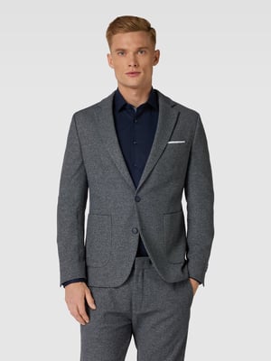 Blaues Hemd zum grauen Anzug kombiniert