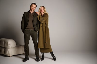 Frau und Mann in braun-grünem Outfit