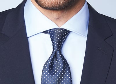 Blaue Krawatte mit Punkten zum blauen Sakko