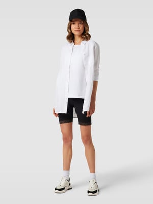 Radlerhose kombiniert mit einem weißen Hemd