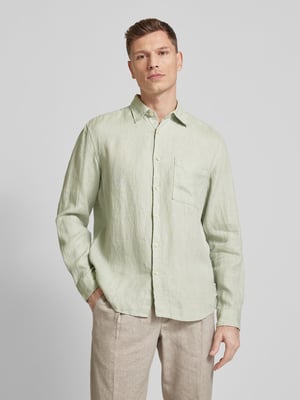 Mann in mintgrünem Leinenhemd