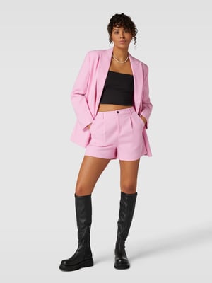 Overknees kombiniert mit einem rosa Anzug