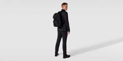 schwarzer Rucksack kombiniert mit einem Anzug
