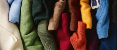 Gebreide truien in verschillende trendkleuren