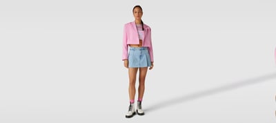 80er-Mode Outfit mit knappem Rock