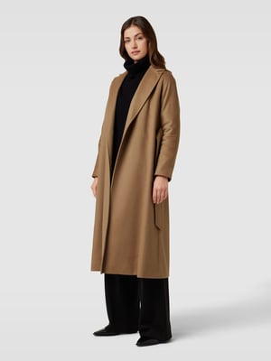 Brauner Mantel kombiniert mit einem schwarzen Pullover 