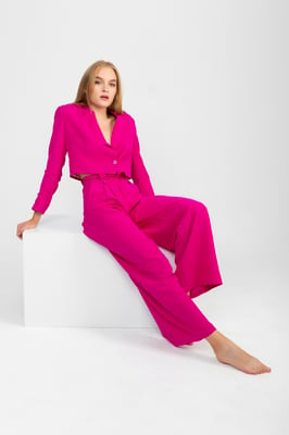 Rosa Anzug kombinieren – 2 Damen Outfits 2024
