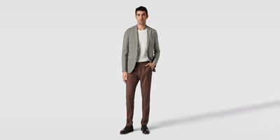 Tweed Sakko kombiniert mit einer braunen Hose