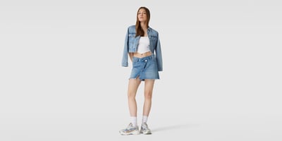 Mini-Jeansrock kombiniert zu einer Jeansjacke