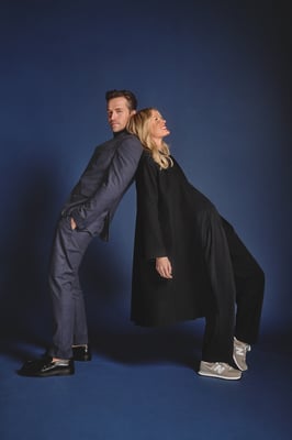 Frau und Mann in einem schicken, blauen Outfit