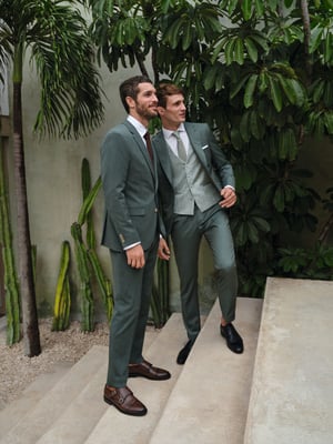 Zwei Männer in grünen Anzügen