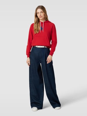 Roter Hoodie kombiniert zu einer weiten Jeans