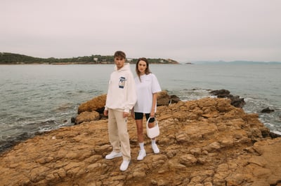 Frau und Mann auf Fels am Meer