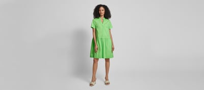 Frau mit knallig grünem Kleid 