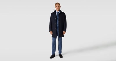 Mantel über Anzug kombiniert