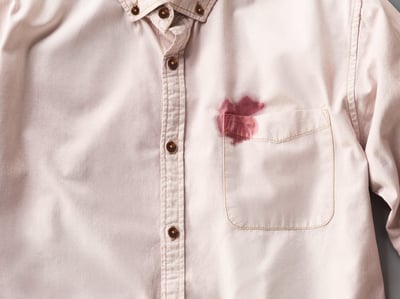 Blutflecken auf Hemd entfernen