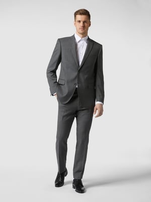 Mann mit grauem Anzug
