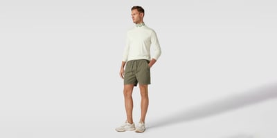 Mann in mintfarbenem Funktionsshirt und grüner Shorts