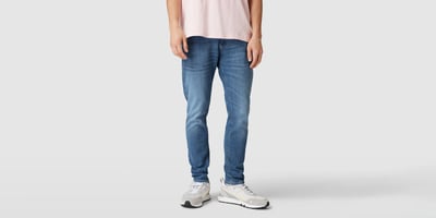 Tapered Jeans mit Sneakern