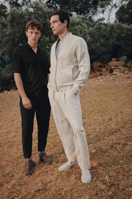 Zwei Männer im Quiet Luxury Style