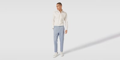 Blaue Chino zu Hemd und weißen Sneakern