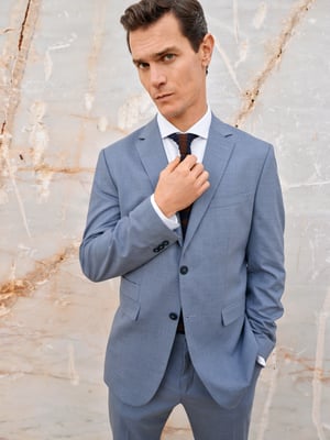 Mittelblauer Anzug mit Krawatte
