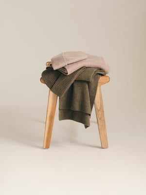 Wäsche über einem Stuhl
