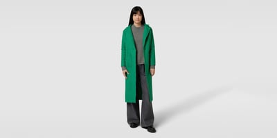 Grüner Mantel zum schwarzen Outfit