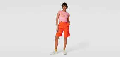 Orangene Shorts mit rosa Shirt