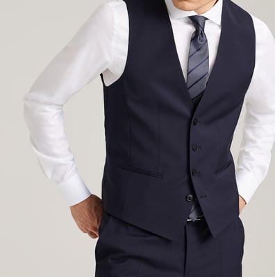 Mann mit Anzugweste und Krawatte