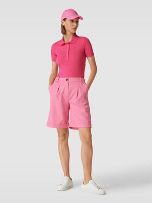Poloshirt mit pinker Shorts